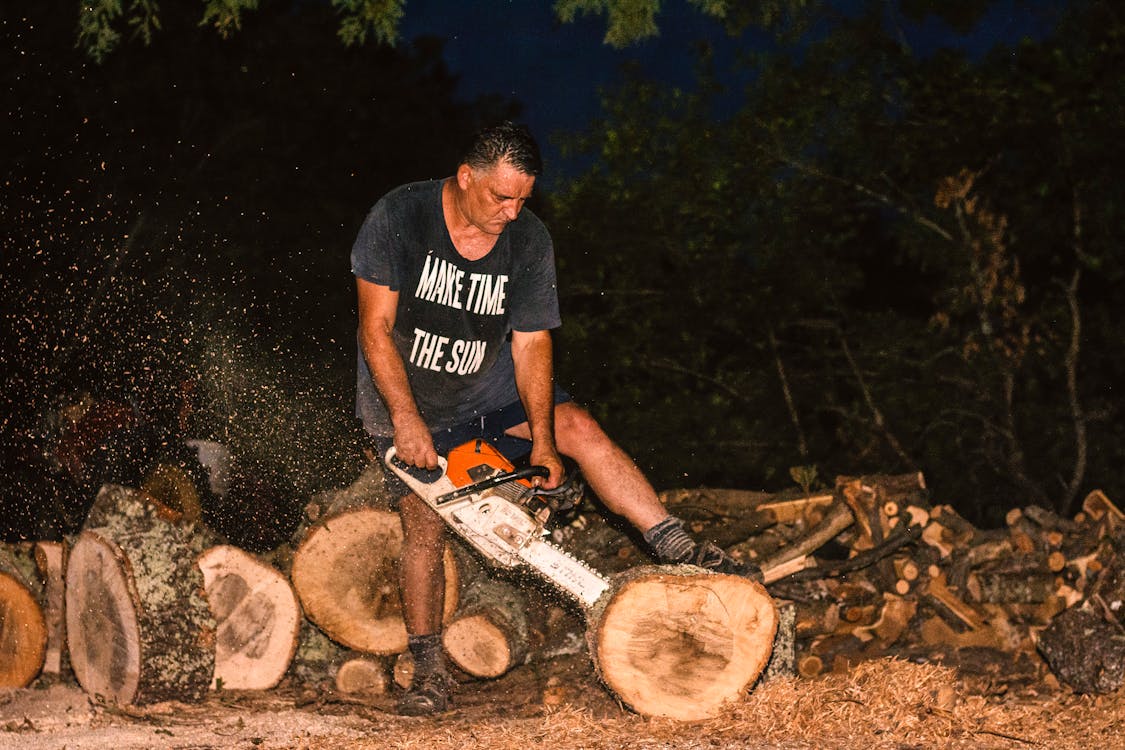 What Are the Advantages of Hiring a Local Stump Grinder Tree Service?